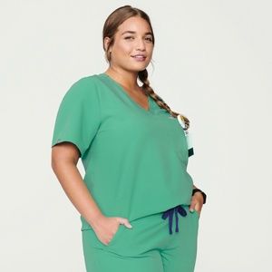 Figs Surgical Green Catarina™ - One-Pocket Scrub Top
